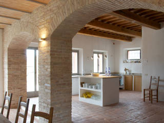 Ferienhaus in den Marken , v. Bismarck Architekt v. Bismarck Architekt Mediterranean style kitchen