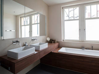 Villa, Katia Pfau Katia Pfau Salle de bain minimaliste