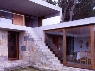 Casa Eng. Raimundo Delgado, C. PRATA ARQUITETOS C. PRATA ARQUITETOS 現代房屋設計點子、靈感 & 圖片