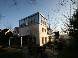 Moderne Wohnhauserweiterung in Hessen, PlanWerk Nowoczyn Architekten PlanWerk Nowoczyn Architekten منازل