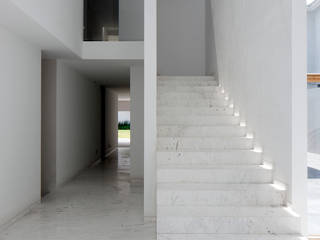 CASA AR, Lucio Muniain et al Lucio Muniain et al Minimalist corridor, hallway & stairs