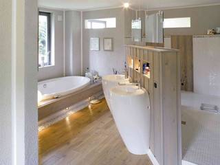 Luxus Raum, Haacke Haus GmbH Co. KG Haacke Haus GmbH Co. KG Moderne Badezimmer Sanitärarmatur,Badewanne,Klopfen,Eigentum,Waschbecken,Spiegel,Holz,Leuchte,Badezimmer,Beleuchtung