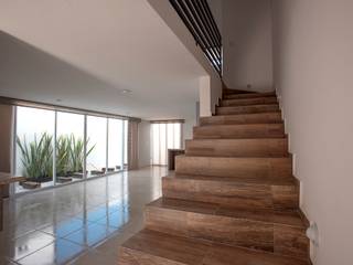 Casa Pitahayas 62, Zibatá, El Marqués, Querétaro, JF ARQUITECTOS JF ARQUITECTOS Corridor, hallway & stairsStairs