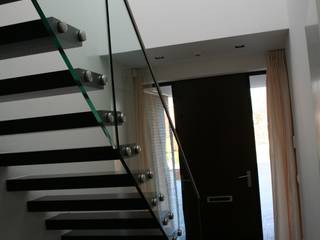 zwevende trap met glazen balustrade, Allstairs Trappenshowroom Allstairs Trappenshowroom Vestíbulos, pasillos y escalerasEscaleras