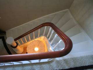 Klassieke kwartslag trap met gebogen binnenboom, Allstairs Trappenshowroom Allstairs Trappenshowroom Treppe