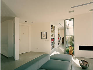 Penthouse with patio in Milan, 8&A Architetti 8&A Architetti 現代風玄關、走廊與階梯