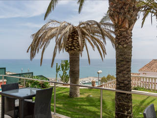 Villa de lujo en Málaga con toques tropicales, Per Hansen Per Hansen Balcones y terrazas de estilo tropical