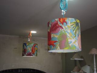 SUSPENSIONS PERROQUETS, LE GRENIER DES COULEURS LE GRENIER DES COULEURS Modern Living Room