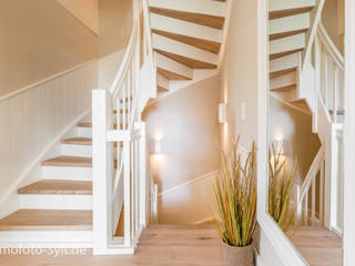 Reetdach Neubau, Immofoto-Sylt Immofoto-Sylt Pasillos, vestíbulos y escaleras rurales