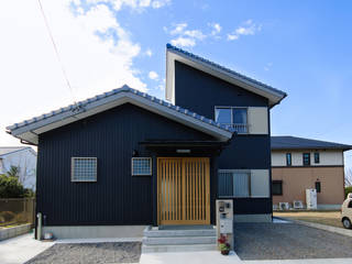 諏訪山の家, 鈴木住建 鈴木住建 Casas de estilo ecléctico