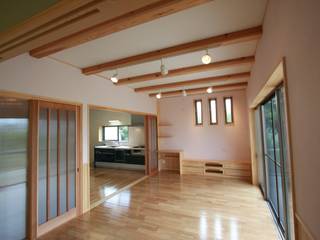 諏訪山の家, 鈴木住建 鈴木住建 Eclectische muren & vloeren