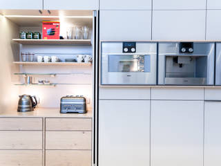 Luxusküche nach Maß, Einschubtüren für eine zusätzliche Arbeitsplatte, Gaggenau-Geräte Klocke Möbelwerkstätte GmbH Moderne Küchen