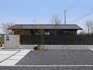 切り妻屋根の平屋の家, 青木昌則建築研究所 青木昌則建築研究所 Asian style houses