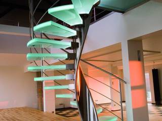 RVS spiraaltrap met glazen treden, Allstairs Trappenshowroom Allstairs Trappenshowroom Corridor, hallway & stairsStairs