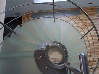 RVS spiraaltrap met glazen treden, Allstairs Trappenshowroom Allstairs Trappenshowroom 玄関＆廊下＆階段階段