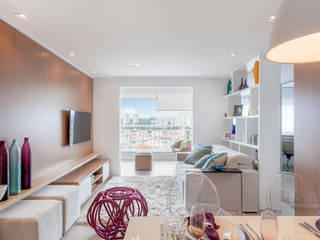 APARTAMENTO, MARCY RICCIARDI ARQUITETURA & INTERIORES MARCY RICCIARDI ARQUITETURA & INTERIORES ミニマルデザインの リビング