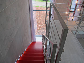 dom pełen betonu, Projekt Kolektyw Sp. z o.o. Projekt Kolektyw Sp. z o.o. Minimalist corridor, hallway & stairs