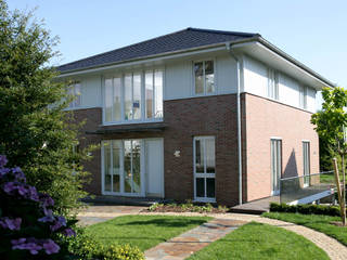 Verklinkerte Villa für die Stadt, Haacke Haus GmbH Co. KG Haacke Haus GmbH Co. KG Klassische Häuser