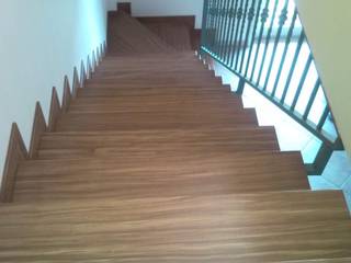Recupero abitativo di un sottotetto, Studio d'Architettura "Leptis Magna" Studio d'Architettura 'Leptis Magna' Modern corridor, hallway & stairs