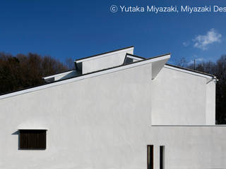 ​A residence with the bridge and the roof deck, 宮崎豊・MDS建築研究所 宮崎豊・MDS建築研究所 منازل