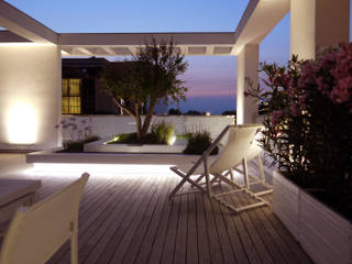 Un attico a Jesolo., ESTERNIDAUTORE ESTERNIDAUTORE Minimalist balcony, veranda & terrace