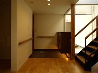 T2-house, SO-DESIGN建築設計室 SO-DESIGN建築設計室 Nowoczesny korytarz, przedpokój i schody Drewno O efekcie drewna