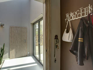 DOM PEŁEN ŚWIATŁA Anna Kukawska - Architekt Nowoczesny korytarz, przedpokój i schody