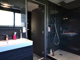 Ré-agencement d'une salle de bains total Rock!!, Emmanuelle Meuric * SOS Design architecture Emmanuelle Meuric * SOS Design architecture Modern bathroom