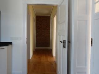 Haus eines Musikers, waldorfplan architekten waldorfplan architekten Classic style corridor, hallway and stairs