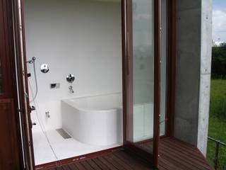 ., 有限会社 アルケ・スナン建築研究所 有限会社 アルケ・スナン建築研究所 Tropical style bathrooms