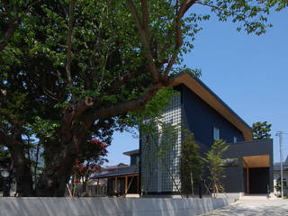 木薫る夏の教会「全開口と空窓の黙想の家」 M設計工房 モダンな 家 金属 黒色