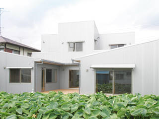 3つのテラスが自然を採り入れる、中庭が景色をつなぐ家, M設計工房 M設計工房 モダンな 家 金属 メタリック/シルバー