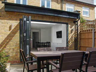 Enlargement and updating in East London, GK Architects Ltd GK Architects Ltd Sliding doors