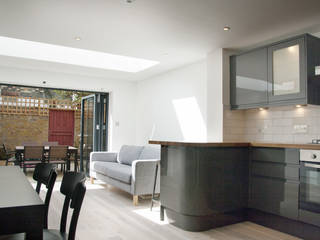 Open plan kitchen and living room GK Architects Ltd モダンデザインの リビング