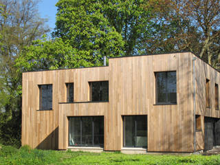 Maison au milieu des arbres, F. DEMAGNY ARCHITECTE F. DEMAGNY ARCHITECTE Casas modernas