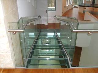 Glazen trap / loopbrug, Snep Exclusieve Metalen BV Snep Exclusieve Metalen BV Pasillos, vestíbulos y escaleras modernos