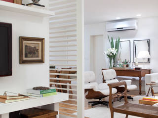 Apartamento em São Conrado com frescor e móveis de família, Angela Medrado Arquitetura + Design Angela Medrado Arquitetura + Design Eclectic style living room