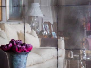 Antiqued Mirror Glass, Rupert Bevan Ltd Rupert Bevan Ltd ห้องนั่งเล่น