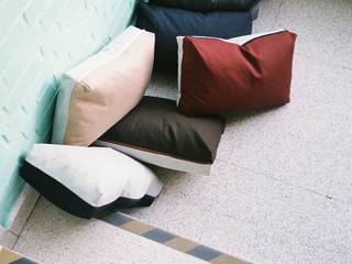 Crim Pillow serie II by An Van Parys, textile products, An Van Parys An Van Parys Dormitorios modernos: Ideas, imágenes y decoración