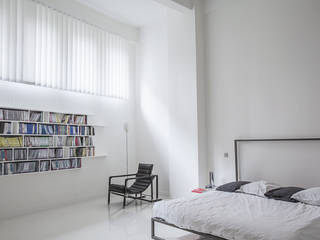 Aménagement épuré d’un loft à Paris, Intérieurités /catherine vernet Intérieurités /catherine vernet Kamar Tidur Minimalis