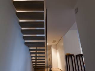 Villa urbana, Paolo Carli Moretti Architetto Paolo Carli Moretti Architetto Modern corridor, hallway & stairs