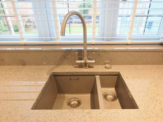 Silestone Chrome worktop and a Ceramic sink Kitchencraft Moderne Küchen