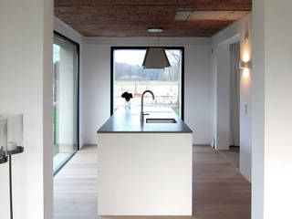 Van oud maak nieuw: Tibbensteeg Hoonhorst, Tim Versteegh Architect Tim Versteegh Architect ミニマルデザインの キッチン