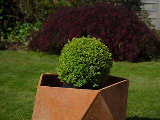 Femkant Planter In Rust Stained Concrete Adam Christopher Design Scandinavian style garden Concrete large flower pot,GRC planter,planter ideas,modern planter,concrete planter,commercial planter,outdoor planter,Geometric planter,Plant pots & vases