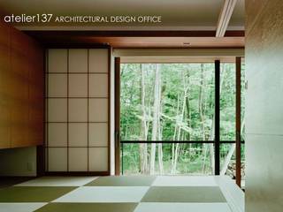015軽井沢Tさんの家, atelier137 ARCHITECTURAL DESIGN OFFICE atelier137 ARCHITECTURAL DESIGN OFFICE Salas multimídia clássicas