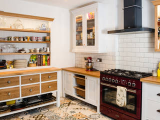 Painted kitchen, Clachan Wood Clachan Wood Cocinas de estilo moderno Armarios y estanterías