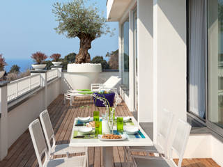 Attico a Monte di Procida, PDV studio di progettazione PDV studio di progettazione Modern balcony, veranda & terrace