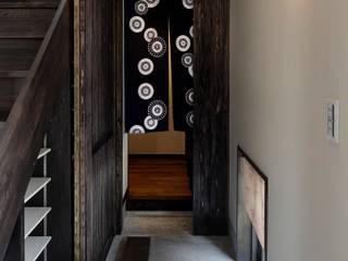 八潮の家, TAMAI ATELIER TAMAI ATELIER Classic style corridor, hallway and stairs