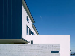 ３ＢＯＸ ＨＯＵＳＥ, ＩＳＤアーキテクト一級建築士事務所 ＩＳＤアーキテクト一級建築士事務所 モダンな 家 アルミニウム/亜鉛 青色