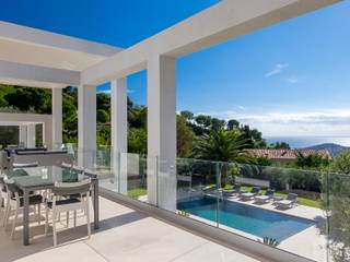 South of France, Charlotte Candillier Interiors Charlotte Candillier Interiors Modern balcony, veranda & terrace
